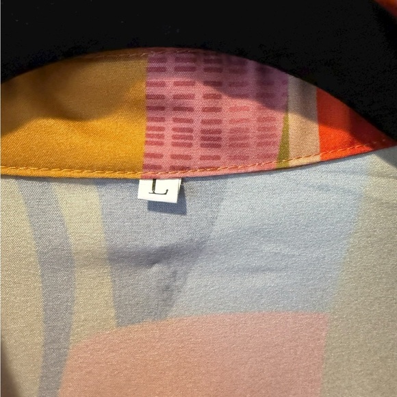 🎨 Vibrant Abstract Print Button-Up Tunic (L) - Picture 3 of 12